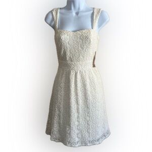 ⭐️ Offer B2G2! BUY 2 GET 2 FREE!
Emmelee Floral Embroidery Dress